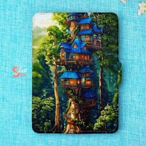 Puede incluir: Una funda de teléfono con una ilustración de fantasía de un pueblo de casas en los árboles en un bosque. Las casas en los árboles tienen tejados azules y ventanas iluminadas, rodeadas de árboles verdes y un cielo azul. El texto "Just kin" está presente.