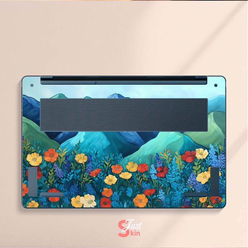 Pode incluir: Skin para laptop com um design vibrante de flores e montanhas. A obra de arte apresenta flores coloridas em tons de amarelo, laranja e vermelho, em um cen&aacute;rio de montanhas azuis e c&eacute;u claro. A skin &eacute; projetada para um laptop.
