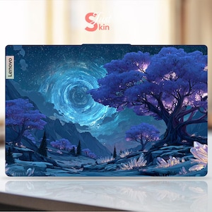 K&ouml;nnte beinhalten: Eine Lenovo Laptop-H&uuml;lle mit einer Fantasy-Landschaft mit lila B&auml;umen, Bergen und einem wirbelnden blauen Vortex. Das Design hat ein mystisches Thema mit einem Sternenhimmel.