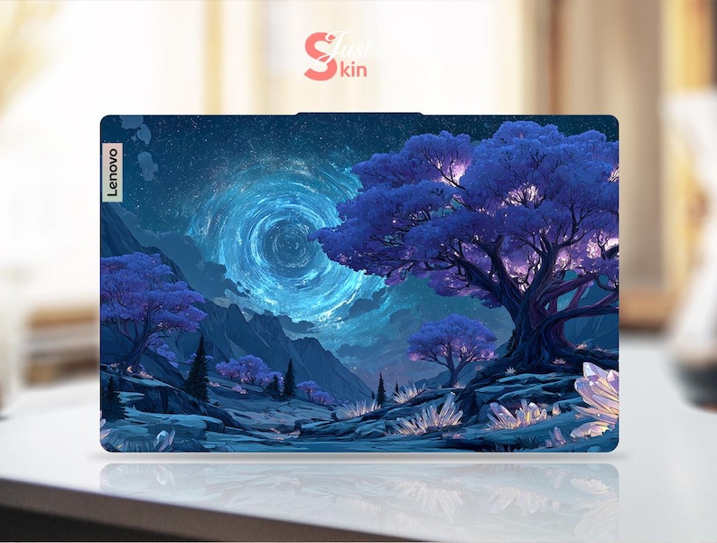 K&ouml;nnte beinhalten: Eine Lenovo Laptop-H&uuml;lle mit einer Fantasy-Landschaft mit lila B&auml;umen, Bergen und einem wirbelnden blauen Vortex. Das Design hat ein mystisches Thema mit einem Sternenhimmel.
