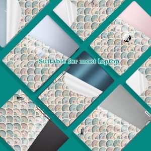 Puede incluir: Skins para port&aacute;tiles con un patr&oacute;n repetitivo en forma de abanico en tonos beige, azul y rosa. El texto "Suitable for most laptop" es visible. Se muestran varias marcas de port&aacute;tiles, como Dell, HP y Lenovo.