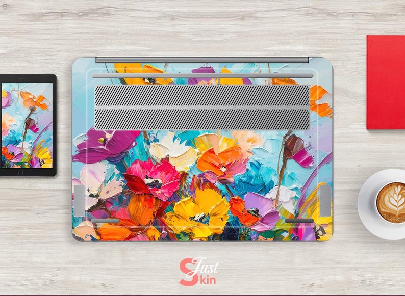 Puede incluir: Piel para port&aacute;til con un dise&ntilde;o floral abstracto colorido con flores de color rosa, amarillo, azul y morado brillantes sobre un fondo azul claro.