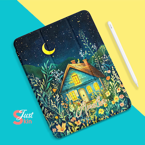 以下が含まれることがあります： 夜空に三日月が輝く、ファンシーな家のイラストが描かれたiPadケース。家は青と緑の色合いで塗られており、黄色いドアと窓があります。花と緑に囲まれています。ケースには金色の文字で「アメリア」と書かれています。