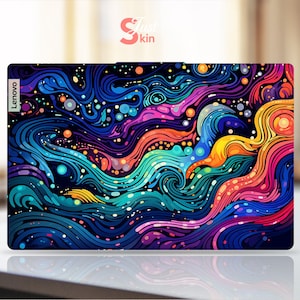 Puede incluir: Una funda para port&aacute;til Lenovo con un dise&ntilde;o abstracto vibrante. La obra de arte presenta l&iacute;neas onduladas en tonos de azul, morado, naranja y verde, creando un patr&oacute;n din&aacute;mico y colorido. El texto "Just Skin" y el logotipo de Lenovo est&aacute;n presentes.