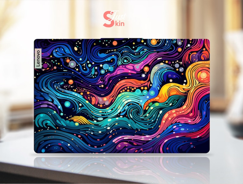 Puede incluir: Una funda para port&aacute;til Lenovo con un dise&ntilde;o abstracto vibrante. La obra de arte presenta l&iacute;neas onduladas en tonos de azul, morado, naranja y verde, creando un patr&oacute;n din&aacute;mico y colorido. El texto "Just Skin" y el logotipo de Lenovo est&aacute;n presentes.