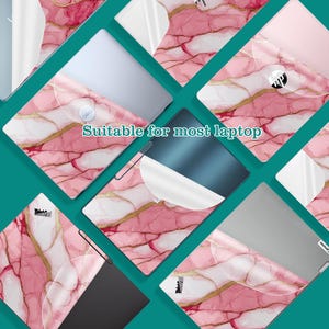 Op de afbeelding: Roze marmeren laptop skins met gouden aderen worden getoond. De skins worden getoond op verschillende laptopmerken, waaronder Dell, HP en Lenovo. De tekst "Suitable for most laptop" is zichtbaar. De skins worden getoond met de beschermfolie gedeeltelijk teruggetrokken.