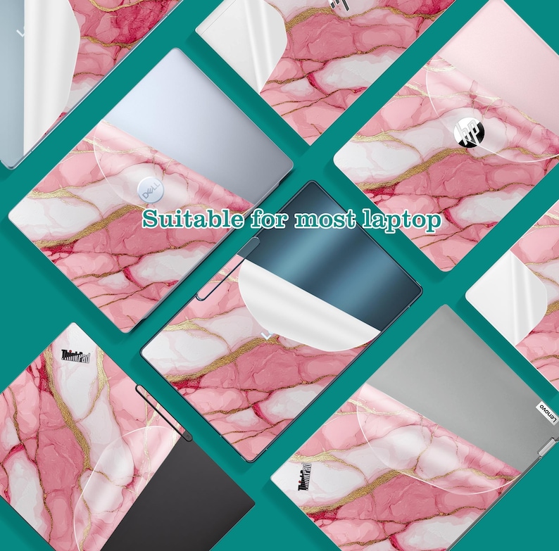 Op de afbeelding: Roze marmeren laptop skins met gouden aderen worden getoond. De skins worden getoond op verschillende laptopmerken, waaronder Dell, HP en Lenovo. De tekst "Suitable for most laptop" is zichtbaar. De skins worden getoond met de beschermfolie gedeeltelijk teruggetrokken.