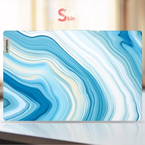 Op de afbeelding: Blauwe en witte marmeren laptop skin met het woord "Lenovo" aan de linkerkant.