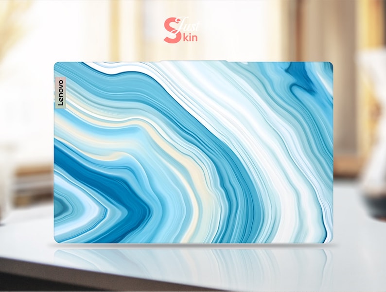 Op de afbeelding: Blauwe en witte marmeren laptop skin met het woord "Lenovo" aan de linkerkant.