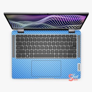Puede incluir: Una piel para port&aacute;til azul con un patr&oacute;n de fibra de carbono. La piel est&aacute; dise&ntilde;ada para adaptarse a un port&aacute;til Lenovo. La piel tiene el texto "Just Skin" en la esquina inferior derecha.