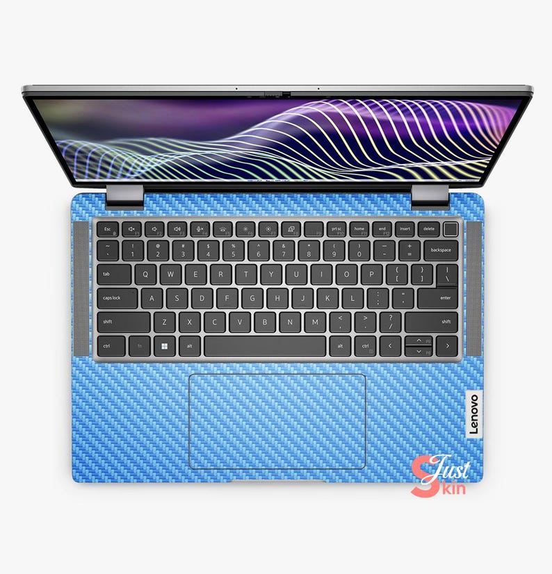 Puede incluir: Una piel para port&aacute;til azul con un patr&oacute;n de fibra de carbono. La piel est&aacute; dise&ntilde;ada para adaptarse a un port&aacute;til Lenovo. La piel tiene el texto "Just Skin" en la esquina inferior derecha.