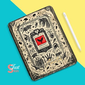 Op de afbeelding: Een zwart-witte geïllustreerde iPad-hoes met een vintage ontwerp. De hoes heeft een vogel, een hand en de tekst "composition composition book". De naam "Amelia" staat in cursief onderaan de hoes.