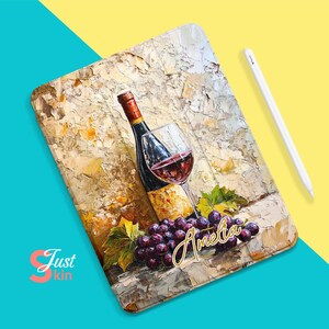 Pode incluir: Uma ilustração digital de uma garrafa de vinho, um copo de vinho tinto e uvas em um fundo texturizado. O texto "Amelia" está escrito em letras douradas na imagem.