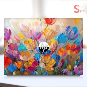 Puede incluir: Piel de portátil colorida con un diseño floral vibrante con una variedad de tulipanes en tonos de rosa, morado, rojo, naranja, amarillo y azul. La piel tiene un fondo blanco y un logotipo HP plateado en el centro.