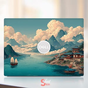 Peut inclure: Skin pour ordinateur portable avec un paysage serein d'inspiration asiatique. Montagnes, eau, bâtiments traditionnels, bateau et nuages. Logo "DELL" et texte "Just kin" en bas à droite.