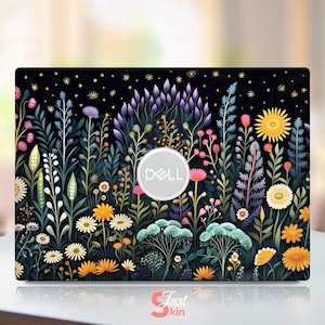 Puede incluir: Una funda para portátil con un diseño floral vibrante. La funda muestra un fondo oscuro adornado con flores coloridas, incluyendo margaritas y girasoles. El logotipo de Dell es visible en el centro. El diseño incluye el texto "Just Skin".