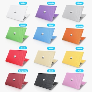 Puede incluir: Un conjunto de 12 cubiertas para portátil en varios colores, incluyendo blanco, morado, plateado, verde, azul, naranja, rojo, dorado, amarillo, burdeos, negro y rosa. Cada cubierta presenta un patrón de fibra de carbono.