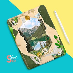 Puede incluir: Una funda para iPad verde y marrón con un diseño de collage que presenta una escena de lago de montaña, mariposas y el nombre "Amelia".
