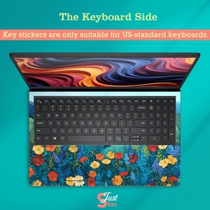 Pode incluir: Teclado de laptop com um design floral. O teclado tem um layout de teclas pretas com letras brancas. O design floral apresenta flores vermelhas, amarelas e azuis em um fundo azul. O texto na parte superior diz "The Keyboard Side".