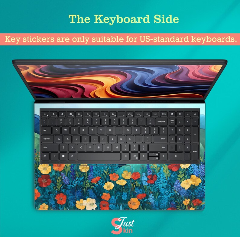 Pode incluir: Teclado de laptop com um design floral. O teclado tem um layout de teclas pretas com letras brancas. O design floral apresenta flores vermelhas, amarelas e azuis em um fundo azul. O texto na parte superior diz "The Keyboard Side".