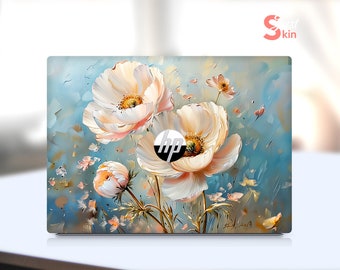 Può includere: Una skin per laptop con un design floreale che presenta fiori bianchi con centri gialli su uno sfondo blu. Il logo HP è visibile sul laptop.