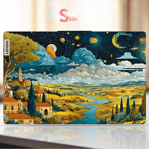 Könnte beinhalten: Lenovo Laptop-Skin mit einem lebendigen Landschaftsgemälde mit Nachthimmel, Wolken und einem Fluss. Das Kunstwerk zeigt Gebäude, Bäume und einen Halbmond. Das Skin hat das Lenovo-Logo.