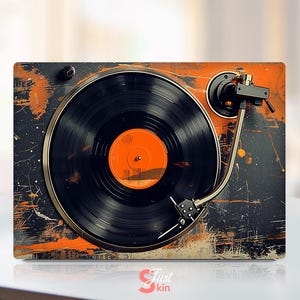 Könnte beinhalten: Ein Plattenspieler im Vintage-Stil mit einer schwarzen Schallplatte, die auf einem Teller dreht. Der Plattenspieler hat ein schwarzes und orangefarbenes Spritzmuster.