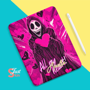 Puede incluir: Una funda de teléfono rosa con una ilustración de dibujos animados de un esqueleto con una túnica negra y sosteniendo un corazón rosa. El texto "All my Amelia!" está escrito en letras doradas en la funda.