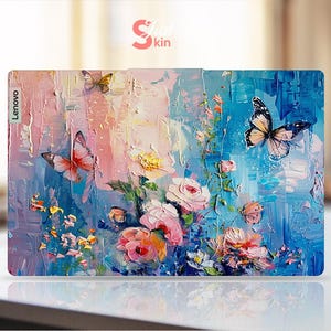 Puede incluir: Una piel para port&aacute;til con un dise&ntilde;o floral y de mariposas colorido. El dise&ntilde;o presenta flores rosas, azules y amarillas con mariposas en tonos azules y blancos. La piel tiene la palabra "Lenovo" impresa en el lado izquierdo.
