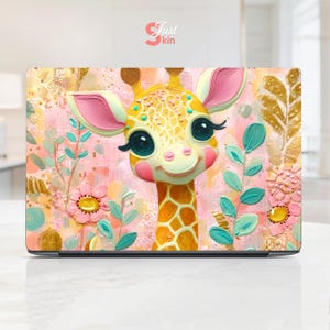 Può includere: Skin per laptop con un design a giraffa stravagante. La giraffa ha un mantello a motivi giallo e arancione, grandi occhi e accenti rosa. Lo sfondo è rosa strutturato con elementi floreali e fogliari.