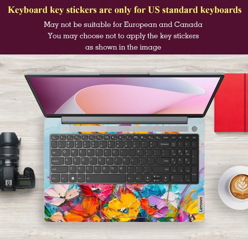Puede incluir: Un ordenador port&aacute;til con una pegatina de teclado floral abstracto de colores. La pegatina presenta una variedad de colores, incluyendo amarillo, azul, rojo y verde. El port&aacute;til es de la marca Lenovo.