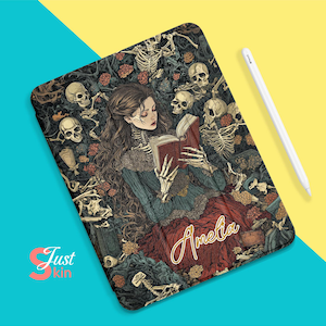 Puede incluir: Una funda para iPad de color azul oscuro y rojo con un diseño gótico que presenta a una mujer esqueleto leyendo un libro rodeada de calaveras y flores. La funda tiene el nombre "Amelia" escrito en letras doradas.