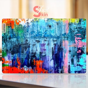 Peut inclure: Peau d'ordinateur portable à l'art abstrait avec un schéma de couleurs bleu, vert, orange, rose et blanc. La peau a le mot "Lenovo" imprimé sur le côté gauche.