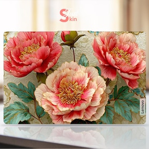 Könnte beinhalten: Eine Laptop-Hülle mit floralem Design. Sie zeigt drei große Pfingstrosen in Rosa und Pfirsich, mit gelben Zentren, vor einem strukturierten, cremefarbenen Hintergrund mit grünen Blättern. Das Lenovo-Logo ist sichtbar.