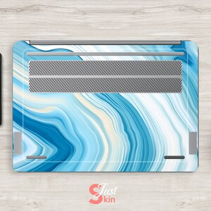 Op de afbeelding: Een laptop met een blauwe en witte marmer-design skin. De skin heeft een draaiende patroon van blauwe, witte en cr&egrave;me kleuren.