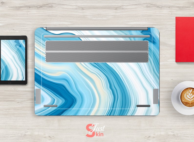 Op de afbeelding: Een laptop met een blauwe en witte marmer-design skin. De skin heeft een draaiende patroon van blauwe, witte en cr&egrave;me kleuren.