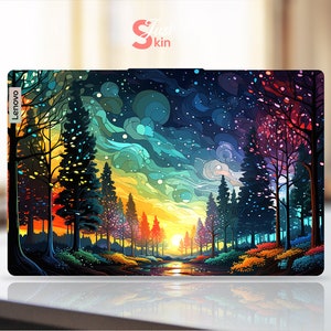 K&ouml;nnte beinhalten: Eine farbenfrohe Laptop-Haut mit einer Waldszene bei Sonnenuntergang. Der Himmel ist in leuchtendem Blau und Lila mit wei&szlig;en Sternen. Die B&auml;ume sind eine Mischung aus Gr&uuml;n, Orange und Rot. Der Text "Lenovo" ist auf der linken Seite der Haut sichtbar.