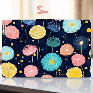 Puede incluir: Una funda para portátil Lenovo con un diseño floral. El fondo es azul marino oscuro con flores coloridas en tonos rosa, amarillo, turquesa y azul. Las flores están estilizadas con líneas y puntos delicados. El logotipo de Lenovo es visible.