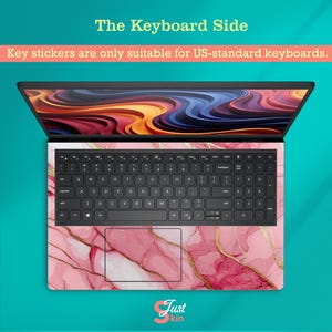 Op de afbeelding: Laptoptoetsenbord met een roze marmerontwerp en gouden accenten. Het toetsenbord heeft zwarte toetsen en de tekst "The Keyboard Side" staat bovenaan. De tekst "Key stickers are only suitable for US-standard keyboards" is ook zichtbaar.