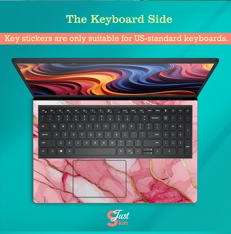 Op de afbeelding: Laptoptoetsenbord met een roze marmerontwerp en gouden accenten. Het toetsenbord heeft zwarte toetsen en de tekst "The Keyboard Side" staat bovenaan. De tekst "Key stickers are only suitable for US-standard keyboards" is ook zichtbaar.