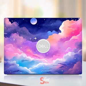 Könnte beinhalten: Eine Laptop-Haut mit einem farbenfrohen Nachthimmel-Design mit Wolken, Sternen und einer Mondsichel. Die Haut hat ein silbernes Dell-Logo in der Mitte.