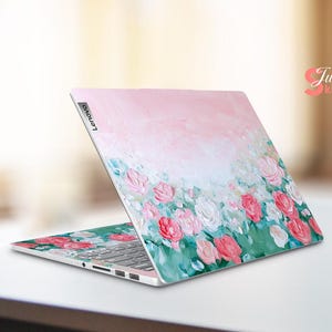 Peut inclure: Une peau d'ordinateur portable rose avec un motif floral compos&eacute; de fleurs roses, blanches et vertes. La peau est con&ccedil;ue pour un ordinateur portable Lenovo.