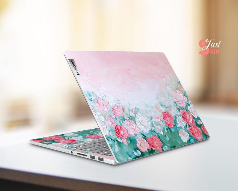 Peut inclure: Une peau d'ordinateur portable rose avec un motif floral compos&eacute; de fleurs roses, blanches et vertes. La peau est con&ccedil;ue pour un ordinateur portable Lenovo.