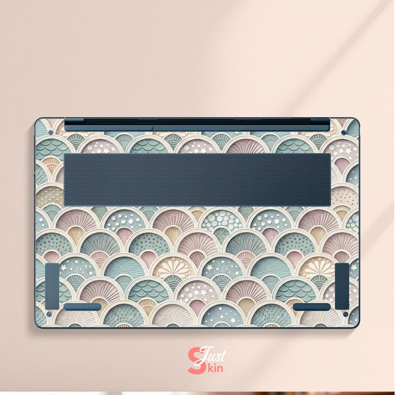 Puede incluir: Skin para port&aacute;til con un patr&oacute;n repetitivo en forma de abanico en colores pastel de azul, rosa y beige. La skin tiene un &aacute;rea de ventilaci&oacute;n azul oscuro y el texto "Just Skin" en la esquina inferior derecha.