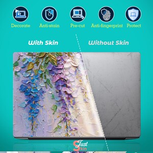K&ouml;nnte beinhalten: Laptop-Skin mit floralem Design in blauen, lila und gr&uuml;nen Pinselstrichen. Die Skin wird auf einem Laptop gezeigt, mit dem Text "With Skin" und "Without Skin". Die Skin dient zum Dekorieren, Sch&uuml;tzen und ist schmutz- und fingerabdruckabweisend.