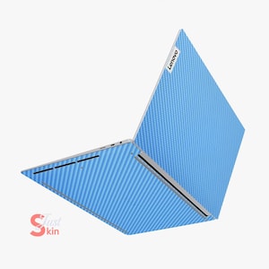 Puede incluir: Una piel para port&aacute;til de color azul con un patr&oacute;n de fibra de carbono. La piel se aplica en la parte superior e inferior del port&aacute;til. El logotipo de Lenovo es visible en la parte superior del port&aacute;til.
