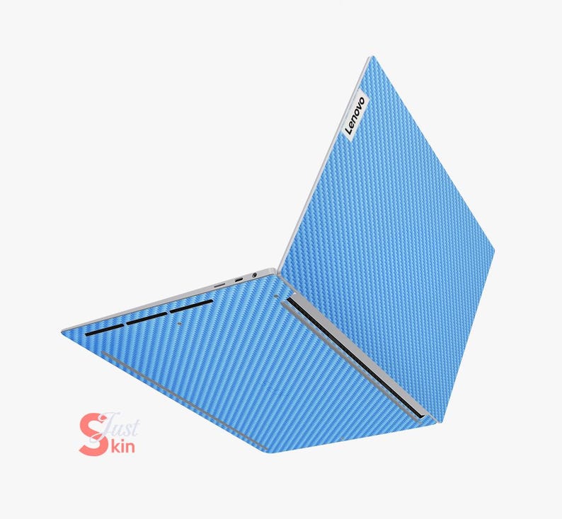 Puede incluir: Una piel para port&aacute;til de color azul con un patr&oacute;n de fibra de carbono. La piel se aplica en la parte superior e inferior del port&aacute;til. El logotipo de Lenovo es visible en la parte superior del port&aacute;til.