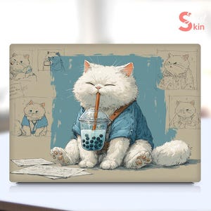 Peut inclure: Skin pour ordinateur portable avec un chat blanc de dessin animé portant une chemise bleue et buvant du thé aux perles. Le chat est entouré d'esquisses de lui-même. Fond beige clair avec un accent bleu.