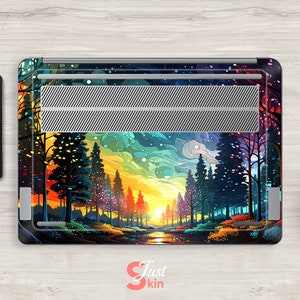 K&ouml;nnte beinhalten: Laptop-Skin mit einem farbenfrohen abstrakten Design eines Waldes bei Sonnenuntergang. Das Design zeigt eine Vielzahl von B&auml;umen, einen Fluss und einen leuchtend orangenen Himmel.