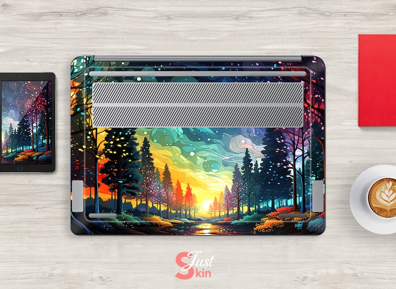 K&ouml;nnte beinhalten: Laptop-Skin mit einem farbenfrohen abstrakten Design eines Waldes bei Sonnenuntergang. Das Design zeigt eine Vielzahl von B&auml;umen, einen Fluss und einen leuchtend orangenen Himmel.